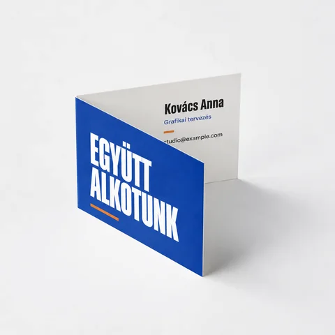Hajtogatott n&eacute;vjegyk&aacute;rty&aacute;k
